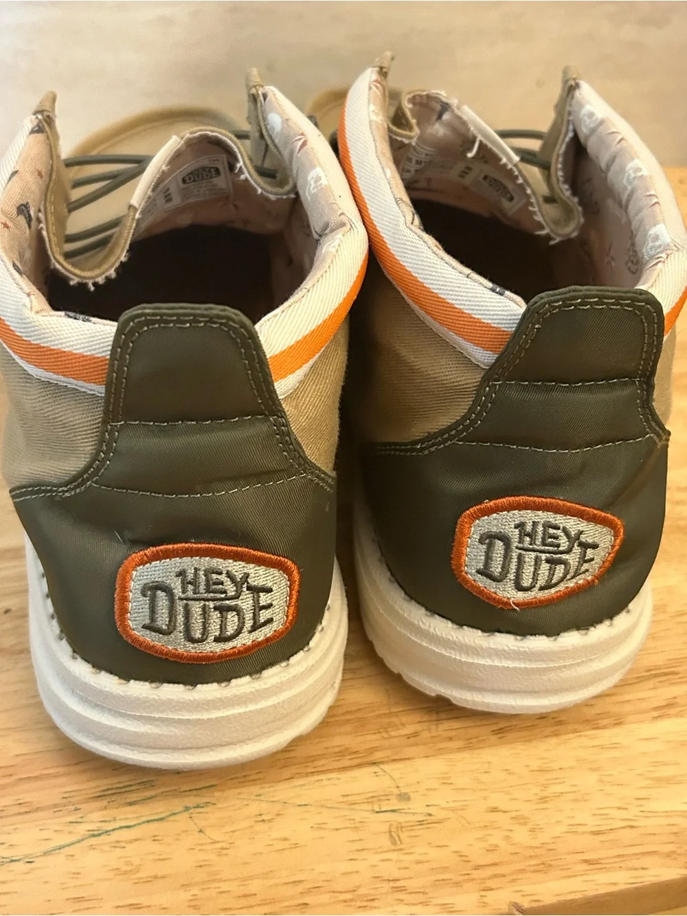 HEYDUDE Men's Wally Mid Stars N Skulls (Tan).